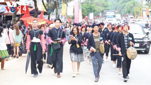 Moc Chau, the call of love - ảnh 2