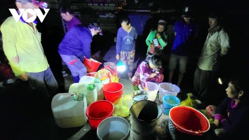 Hoa My fish market in flood season - ảnh 1