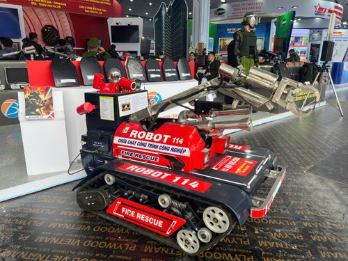 Made-in-Vietnam firefighting robots and motorcycles unveiled - ảnh 1