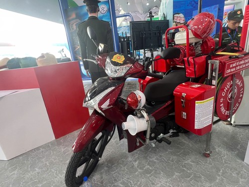 Made-in-Vietnam firefighting robots and motorcycles unveiled - ảnh 2