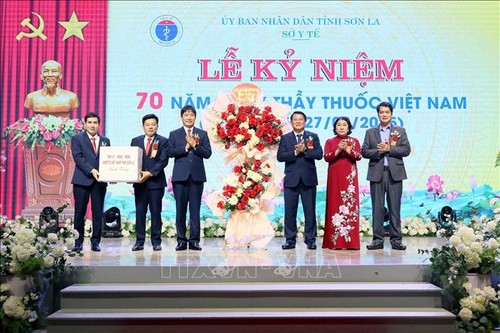 Son La province's healthcare sector honors outstanding medical professionals - ảnh 1