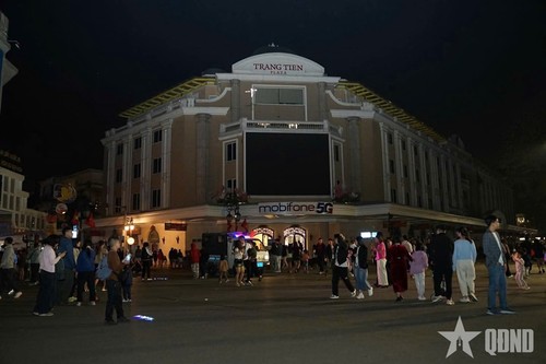 448,000 kWh saved during one-hour lights-off for Earth Hour 2025 - ảnh 1