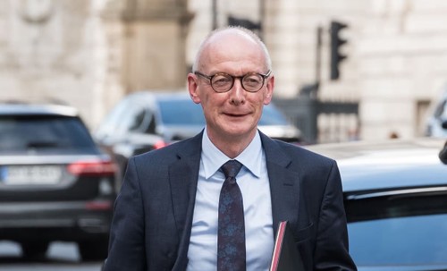 UK considers shutting hundreds of public bodies to streamline government - ảnh 1