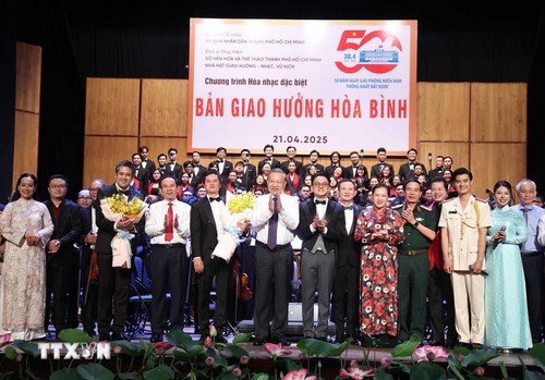 Party leader attends special concert celebrating National Reunification - ảnh 1