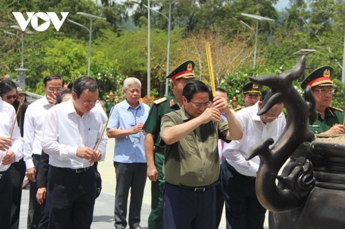 PM pays tribute to fallen heroes in Con Dao - ảnh 1