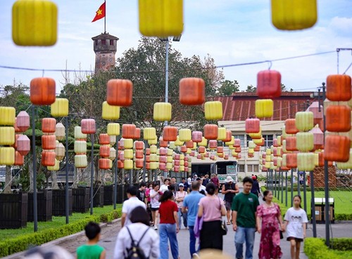 Domestic tourism surges during holidays - ảnh 2