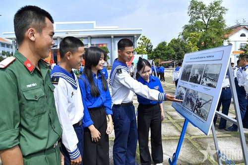 Photo exhibition of the Hoang Sa-Truong Sa Archipelago - ảnh 1