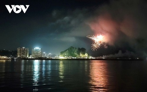 Ha Long Bay launches regular weekend fireworks show - ảnh 2