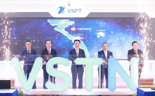 Vietnam launches its first international terrestrial fiber optic cable - ảnh 1