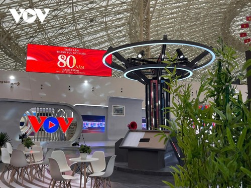 Voice of Vietnam exhibits its 80-year achievements - ảnh 2