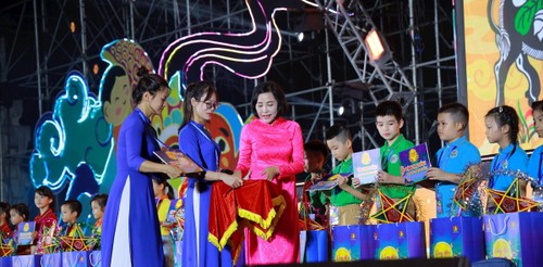 Celebrations of Mid-Autumn Festival underway across Vietnam - ảnh 1