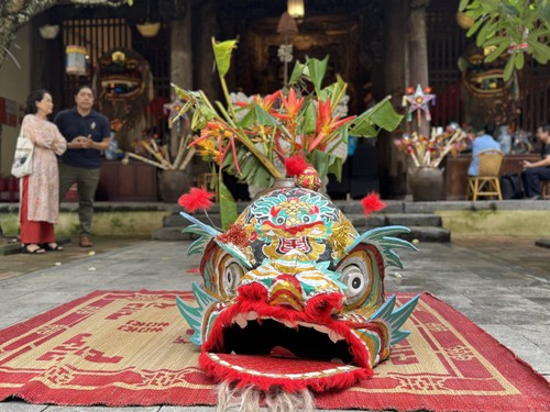 Lion dance brings Mid-Autumn festival spirit alive in Hanoi’s Old Quarter - ảnh 1