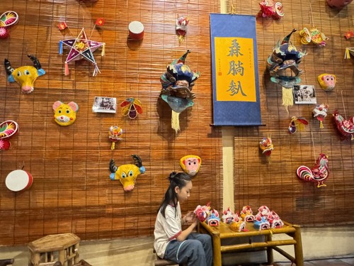 Lion dance brings Mid-Autumn festival spirit alive in Hanoi’s Old Quarter - ảnh 6