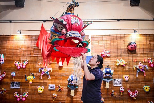 Lion dance brings Mid-Autumn festival spirit alive in Hanoi’s Old Quarter - ảnh 4