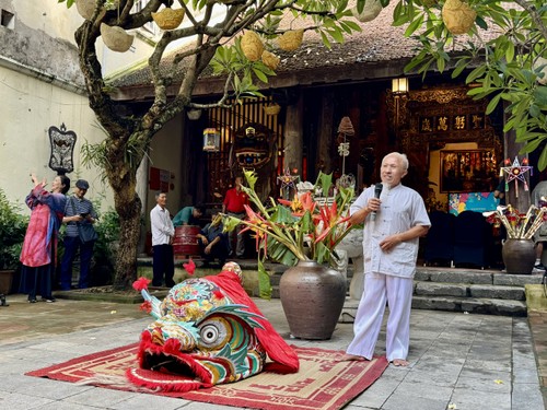Lion dance brings Mid-Autumn festival spirit alive in Hanoi’s Old Quarter - ảnh 2