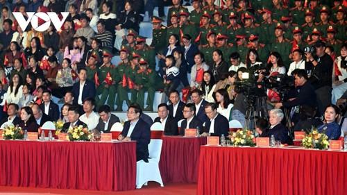 PM Pham Minh Chinh urges support for flood-hit residents in central region - ảnh 1