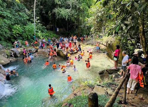 Khuoi Nhi waterfall: poetic beauty deep in forest - ảnh 3