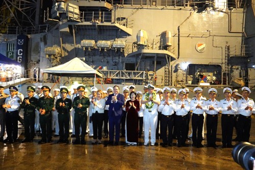US Navy ships make friendship visit to Da Nang - ảnh 1