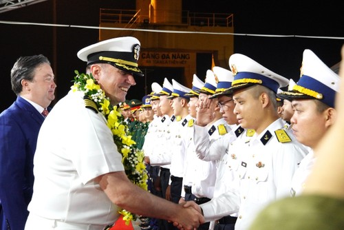 US Navy ships make friendship visit to Da Nang - ảnh 2