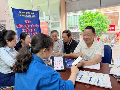 Digital literacy initiative in Tuong Mai ward, Hanoi - ảnh 1
