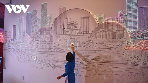 Countdown, light shows ring in New Year 2026 across Vietnam - ảnh 2