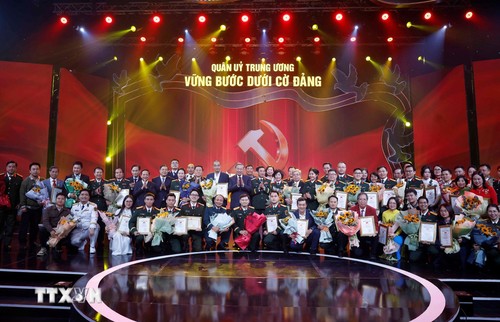 Party leader honours winners of “Steadfast Under the Party’s Flag” press awards - ảnh 2