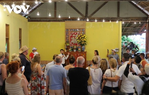 Foreign visitors enjoy “Tet in the Mekong Delta” - ảnh 2