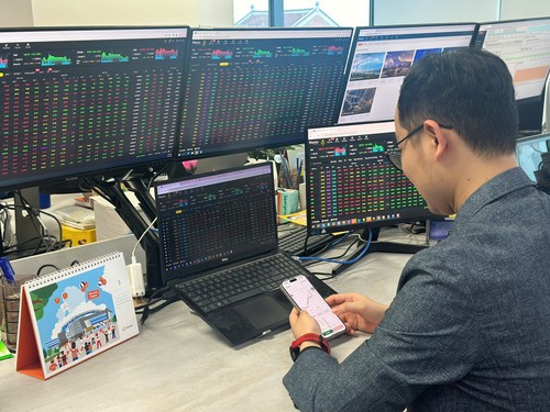 Stocks surge nearly 2% in first session after Lunar New Year break - ảnh 1