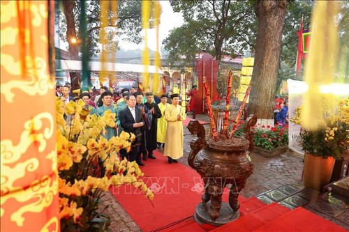 Royal incense-offering ritual reenacted at Thang Long Imperial Citadel - ảnh 1
