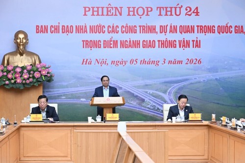 Prime Minister chairs 24th meeting on national key transport projects - ảnh 1