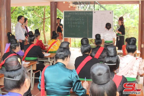 A stage rebuilt, Thai courtship songs come back to life - ảnh 1