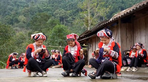 Embroidered ceremonial costumes of the Red Dao people - ảnh 1