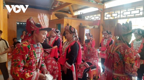 Embroidered ceremonial costumes of the Red Dao people - ảnh 3
