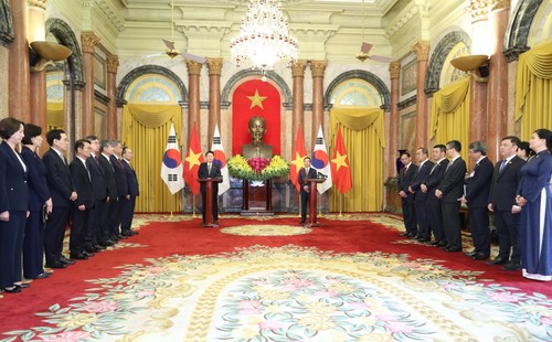 Vietnam, RoK sign 17 cooperative agreements - ảnh 1