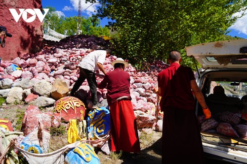 Mani stone mounds feature typical cultural characteristics of Tibetans - ảnh 1