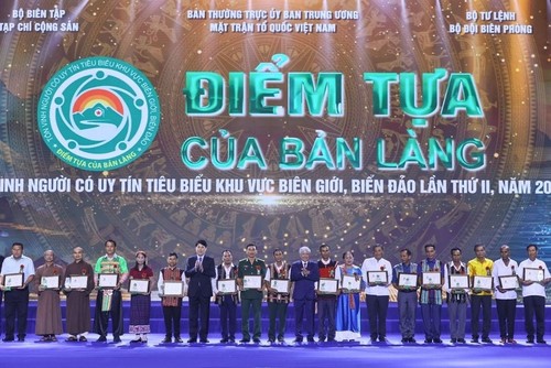 Reputable people from border, sea and island areas honored - ảnh 1