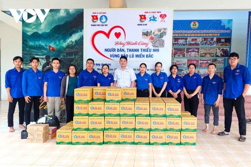 Vietnamese, foreigners offer donations to flood-hit areas - ảnh 1