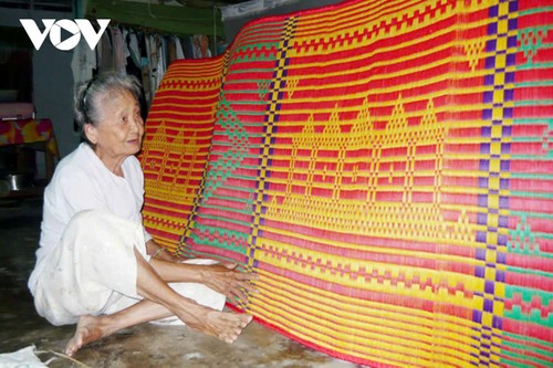 Hundred-year-old sedge mat weaving craft in Tra Vinh - ảnh 1