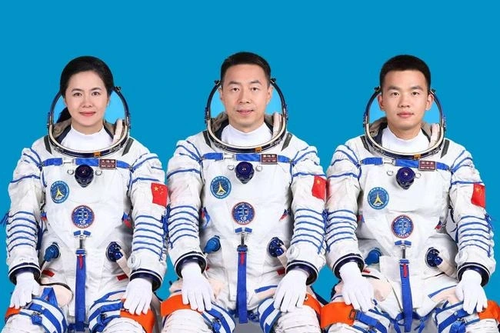 China to launch the Shenzhou-19 crewed spaceship on October 30  - ảnh 1