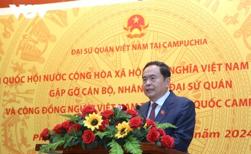 NA chief meets with Vietnamese community in Cambodia - ảnh 1