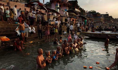 Life on the banks of the Ganges River - ảnh 1