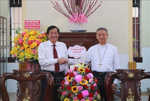 Provincial leaders extend Christmas greetings to Catholics    - ảnh 2