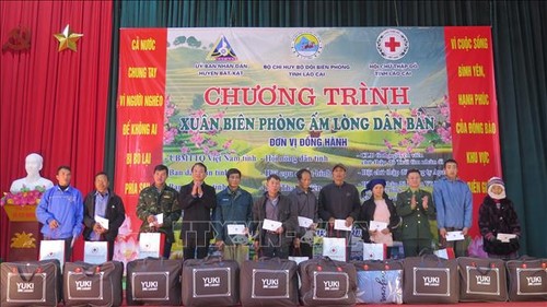 Villagers hardest hit by typhoon Yagi given Tet gifts - ảnh 1