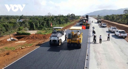 Spring pervades construction sites - ảnh 2