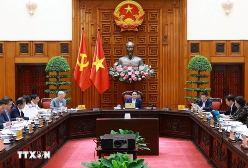 PM demands specific, competitive policies to develop int’l financial centers - ảnh 1