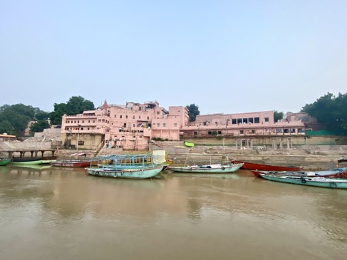 Life on the banks of the Ganges River - ảnh 1