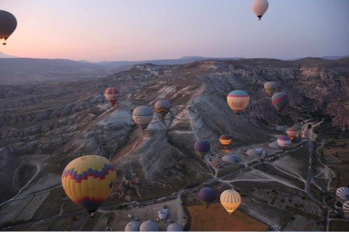 Hot air ballooning in Cappadocia is an attraction of Turkey  - ảnh 1
