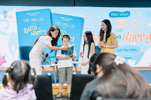 Mother-daughter duo turns goldfish myth into science adventure in new book - ảnh 1