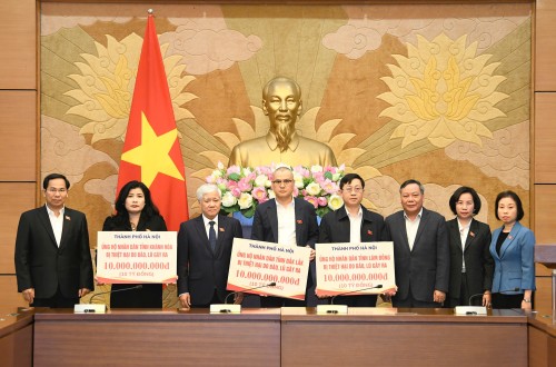 Nation rallies to help flood-hit central region - ảnh 2