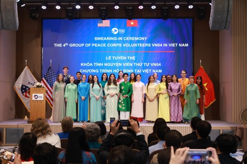US Peace Corps volunteers sworn in, highlighting Vietnam-US educational partnership - ảnh 1